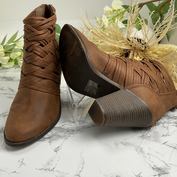 Fergalicious by Fergie Whisper, Cognac Brown Leather Booties Sz7.5 Gently Used - Picture 3 of 10